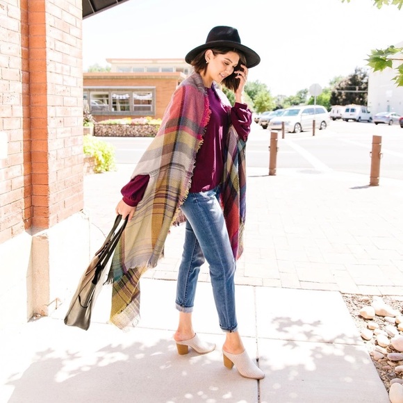 Sweaters - New Nacho Basic Plaid Poncho